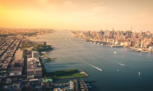 hudson river running by new york city