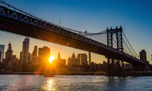 manhattan bridge frames new york city skyline for a story on legalizing ny online casinos in 2024